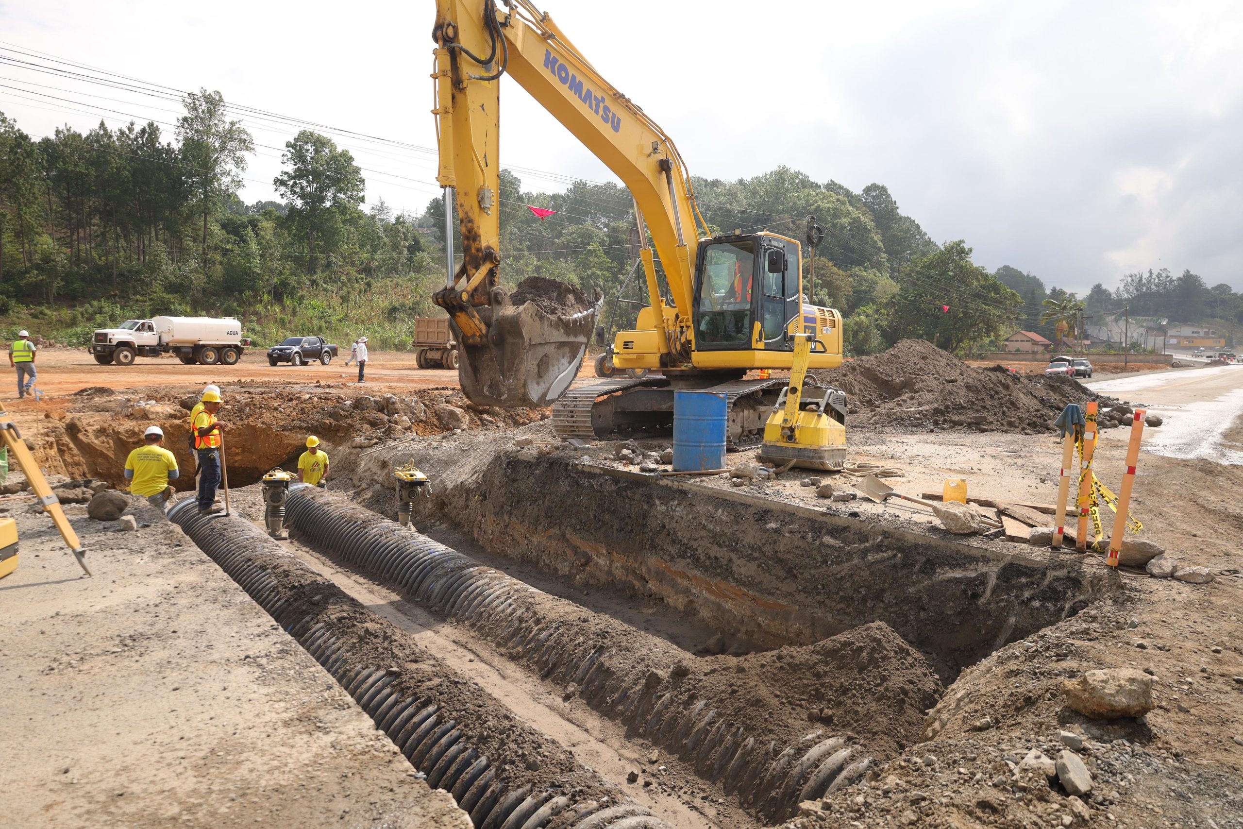Presidente supervisa construcción de tramo carretero en Alta Verapaz