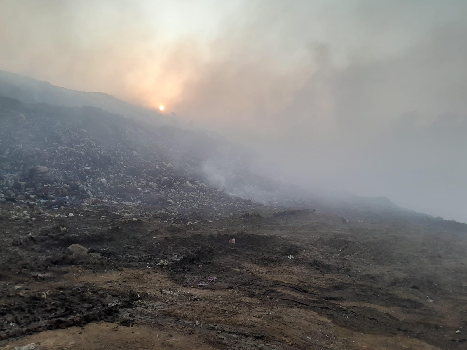 En su quinto día, incendio en vertedero de AMSA se encuentra con un 85% de control