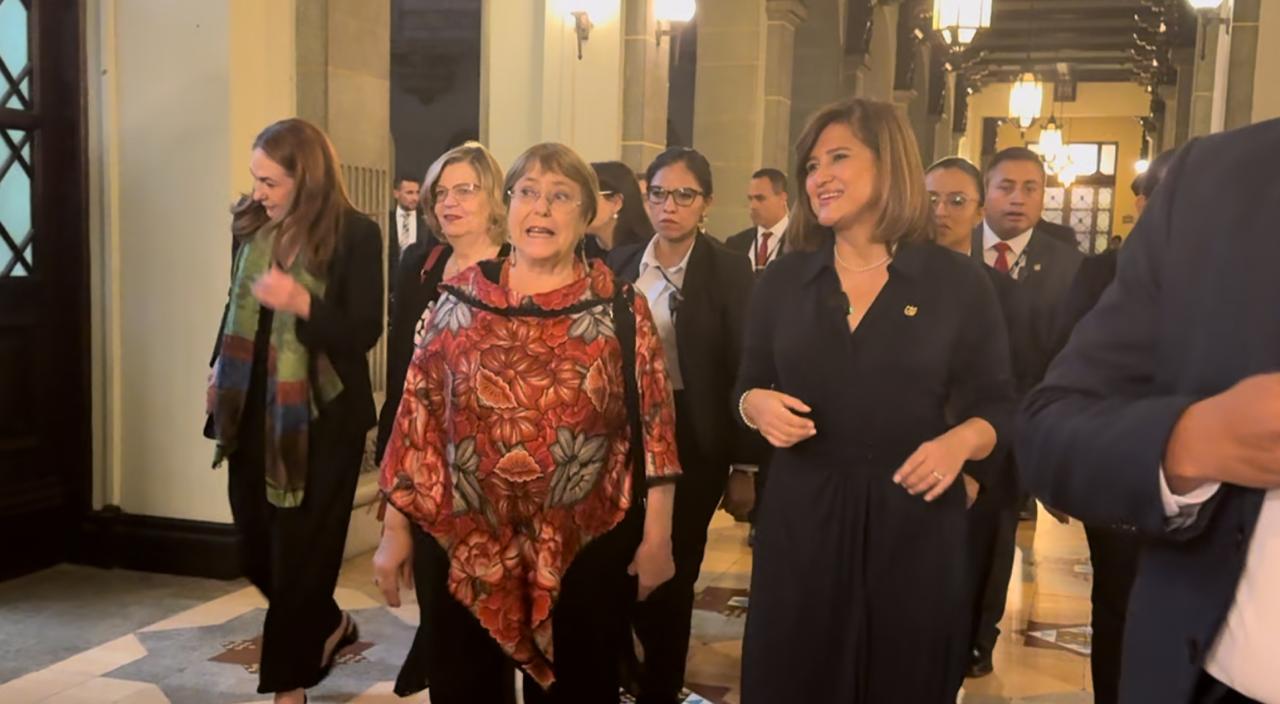 Michelle Bachelet (izq) junto a la vicepresidenta Karin Herrera. /Foto: AGN