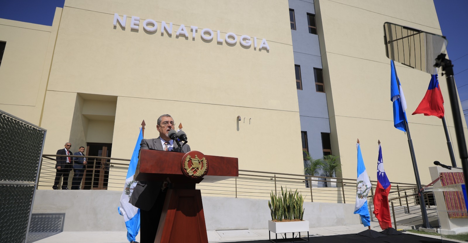 Presidente Arévalo recibe moderno hospital de Neonatología
