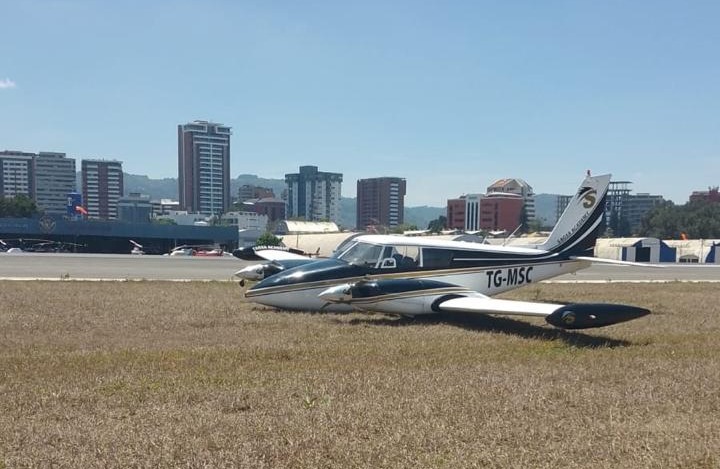 Aeronave derrapa en pista del aeropuerto La Aurora y operaciones ya se reanudaron
