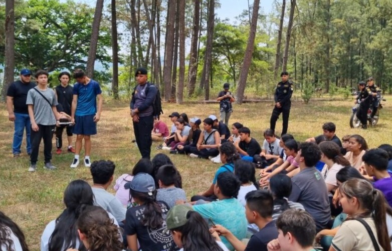 Agentes antinarcóticos de la PNC promueven la prevención en escuelas