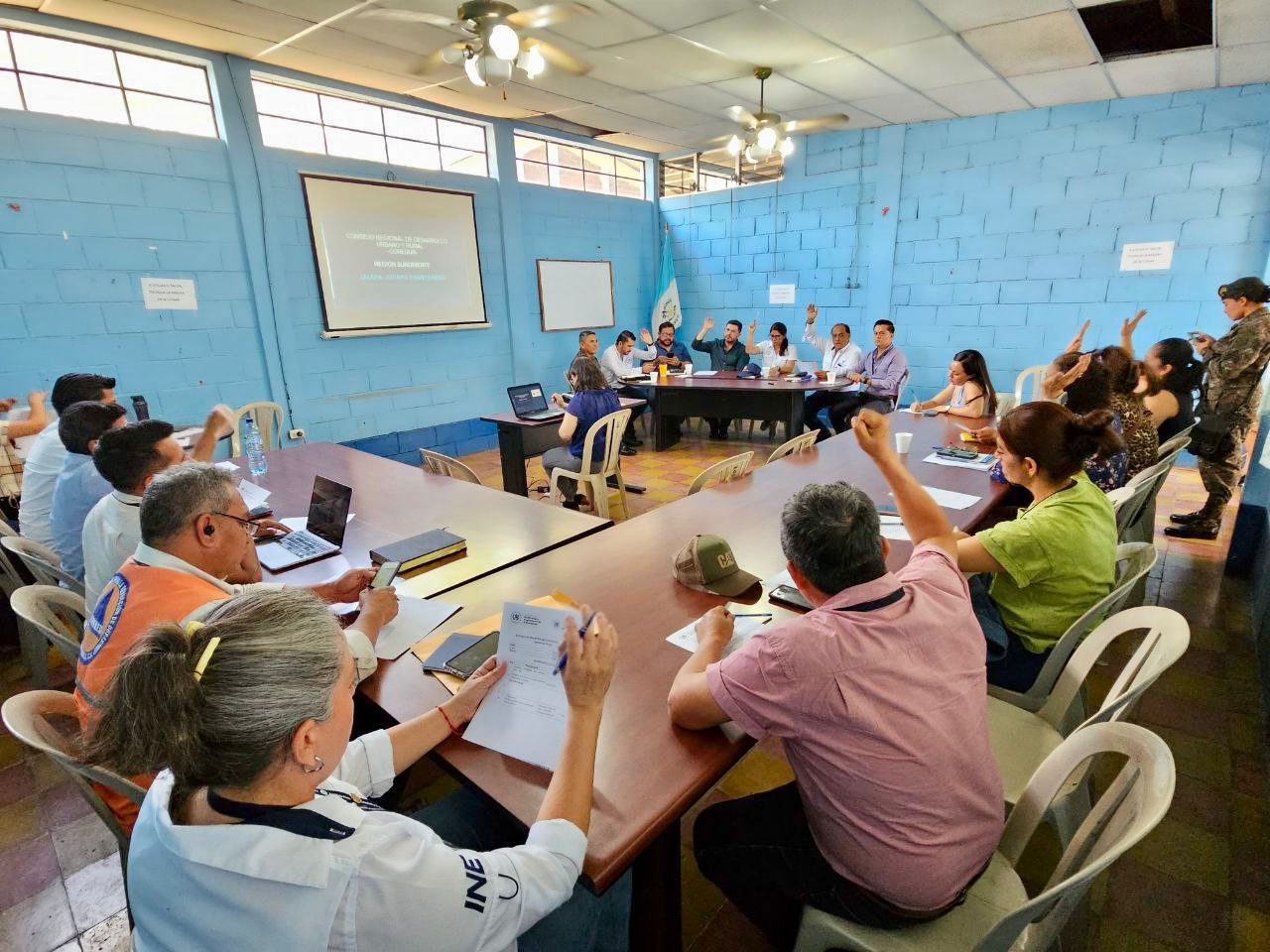 En la reunión se dialogó sobre la inversión en los tres departamentos del suroriente. / Foto: Abner Salguero.