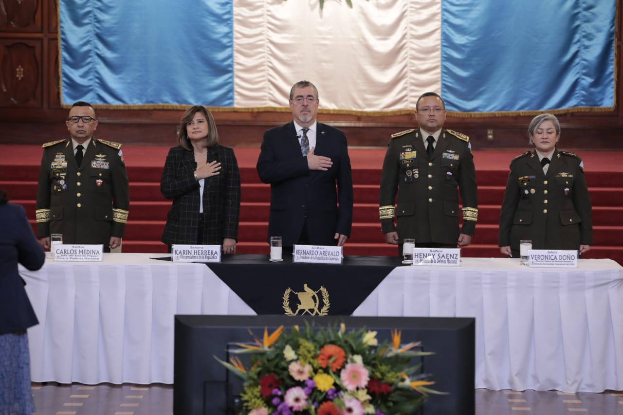 Presidente lanza la Política de la Mujer Militar del Ejército de Guatemala