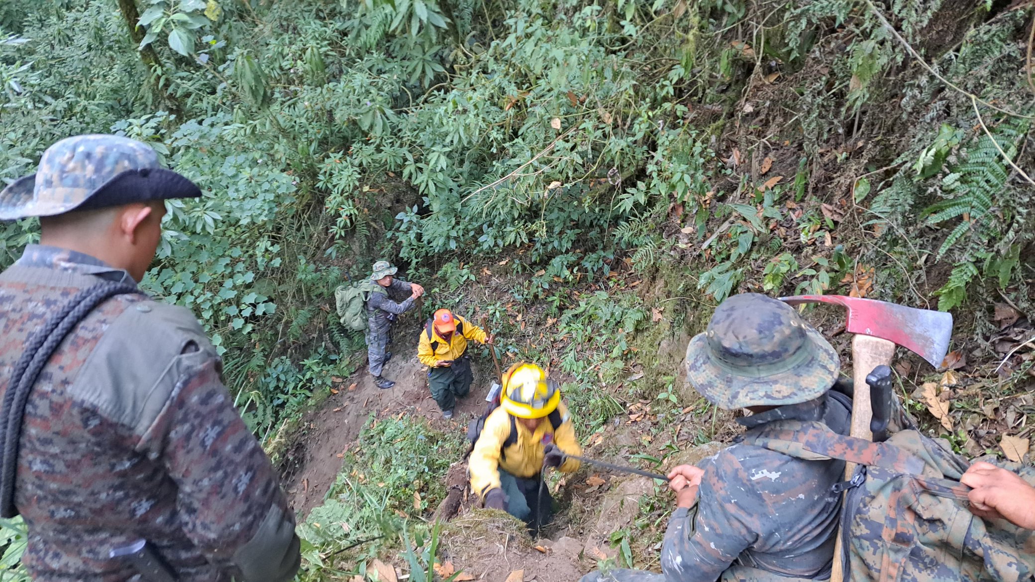 Reportan 80 % de control y 50 % de liquidación del incendio forestal en el volcán Tajumulco