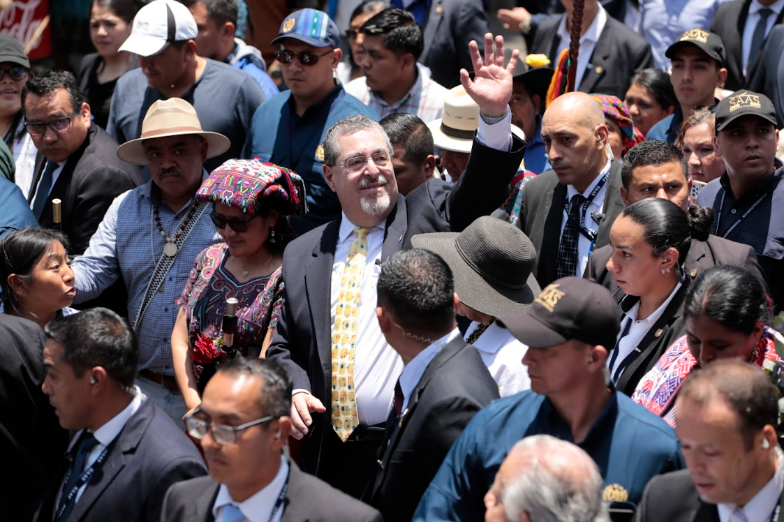 Presidente Bernardo Arévalo en la sexta avenida del Centro Histórico. / Foto: Noé Pérez.