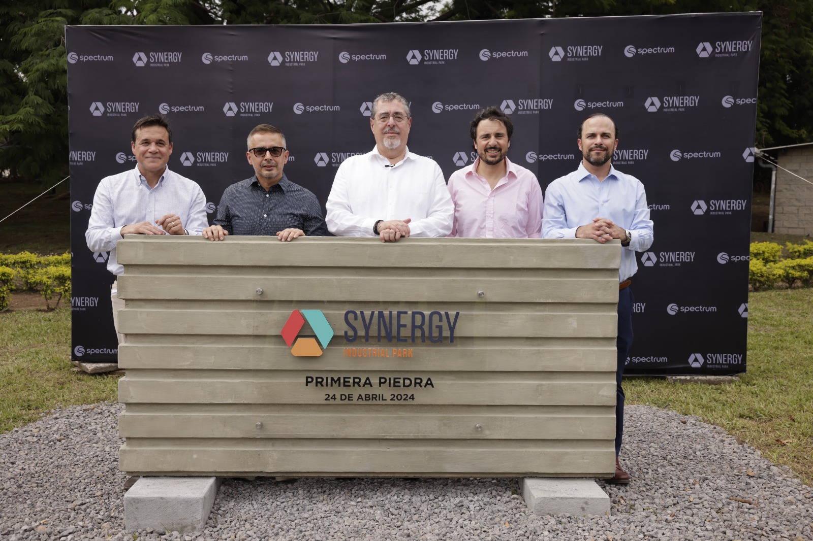 El presidente Arévalo colocó la primera piedra de este proyecto, junto a los representantes de las empresas desarrolladoras. /Foto: Dickéns Zamora