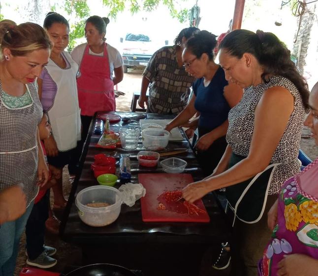 Capacitan a mujeres en la elaboración de alimentos nutritivos