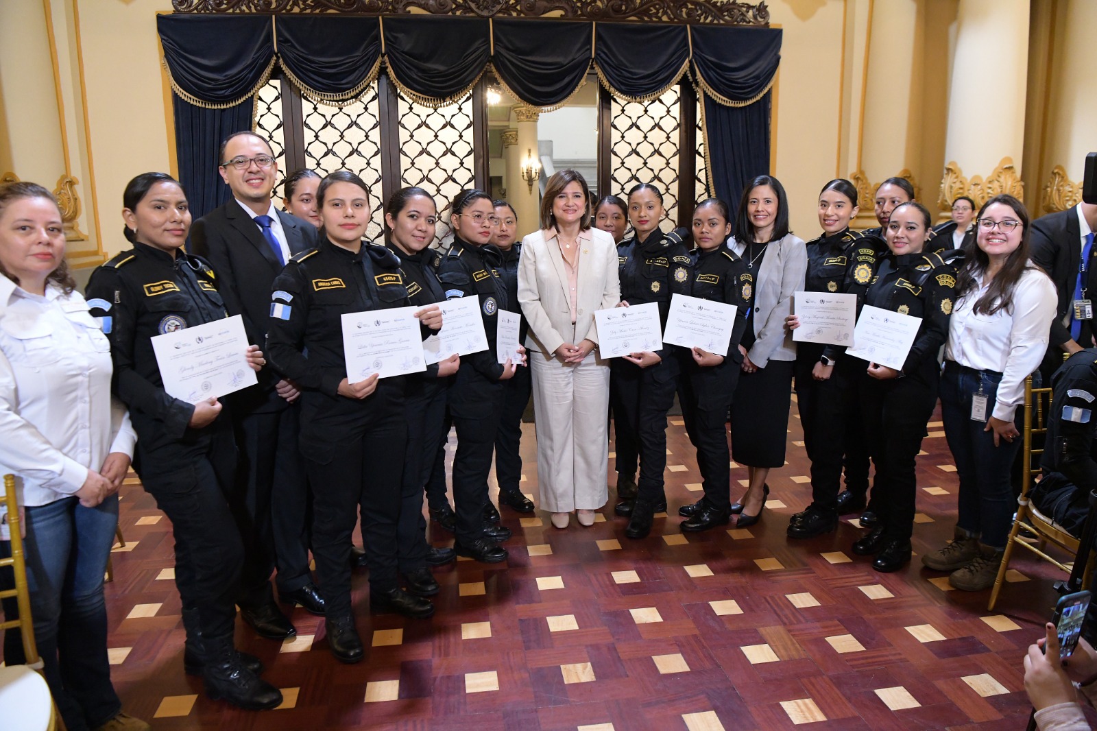 La vicepresidenta Karin Herrera junto a las 25 agentes que formaron parte del diplomado Por un Mundo Libre de Drogas. /Foto: Carlos Jacinto