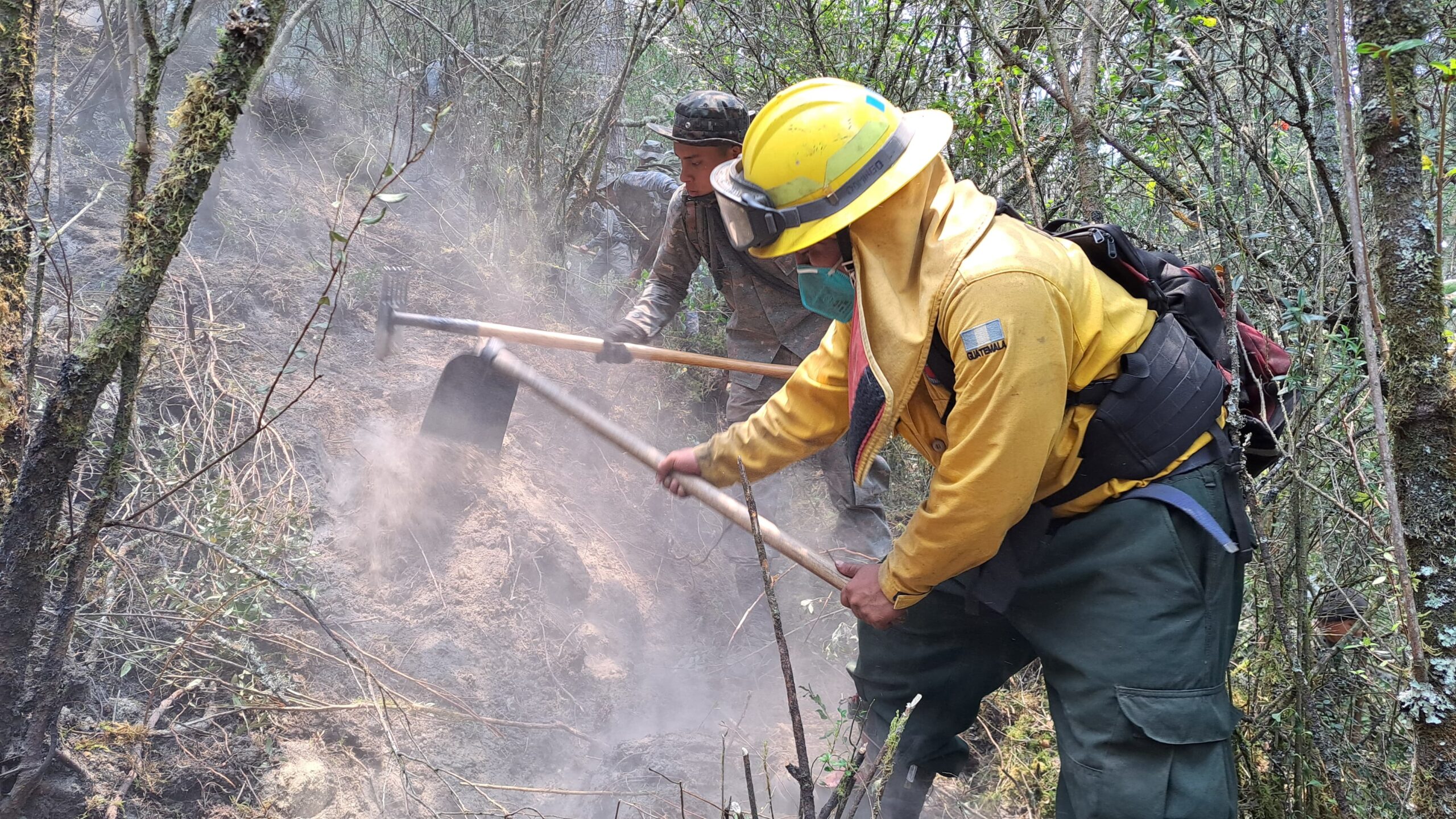 Continúan acciones por incendio forestal en volcán Tajumulco