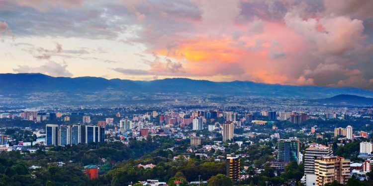 Calificadora de riesgo país mejora la evaluación de Guatemala y sube a BB+