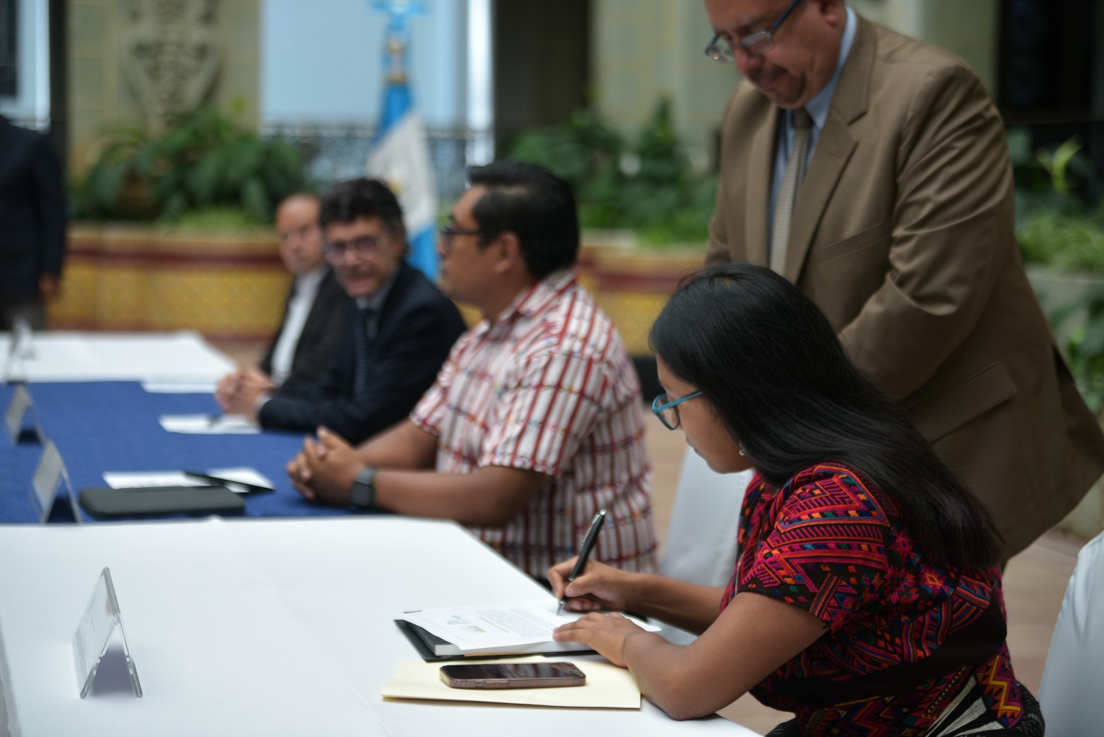 Autoridades firman el convenio de trabajo. /Foto: Alejandro García