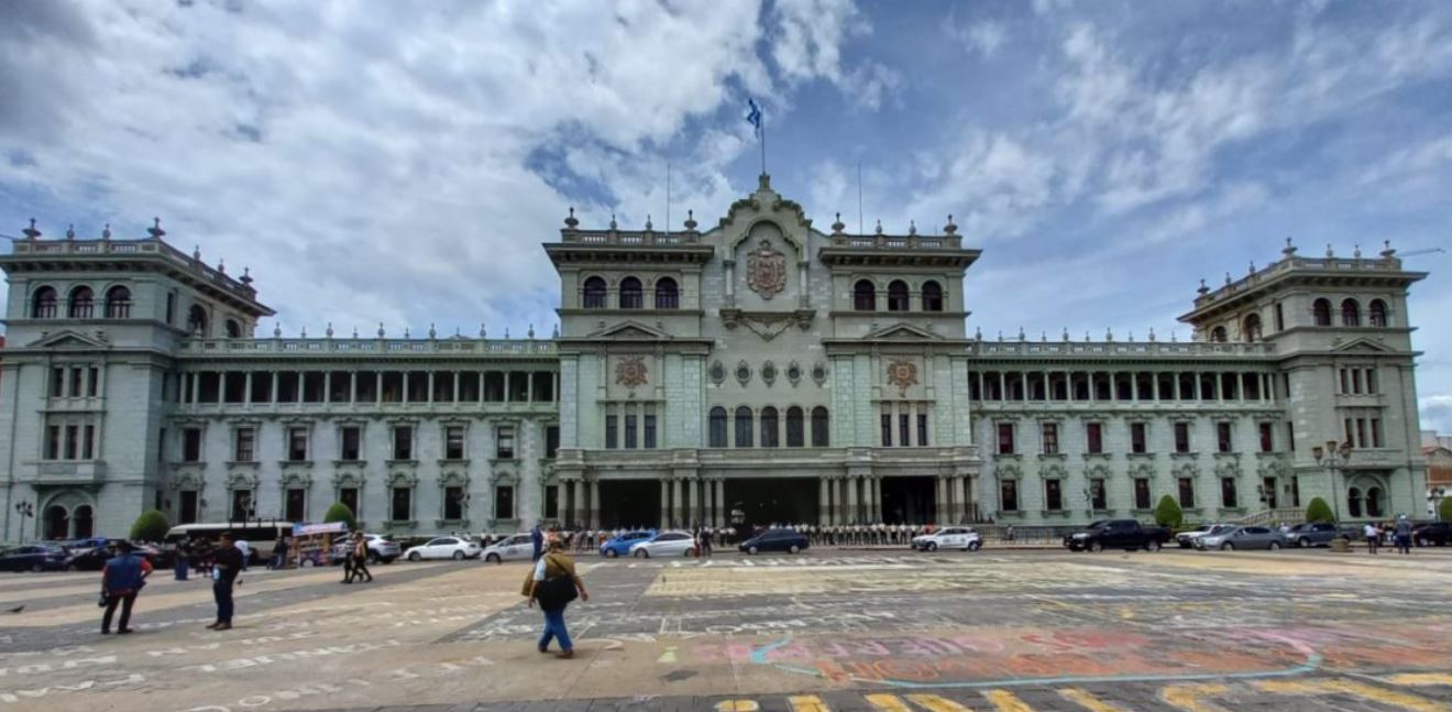 Gobierno garantiza que no se cobra por plazas laborales