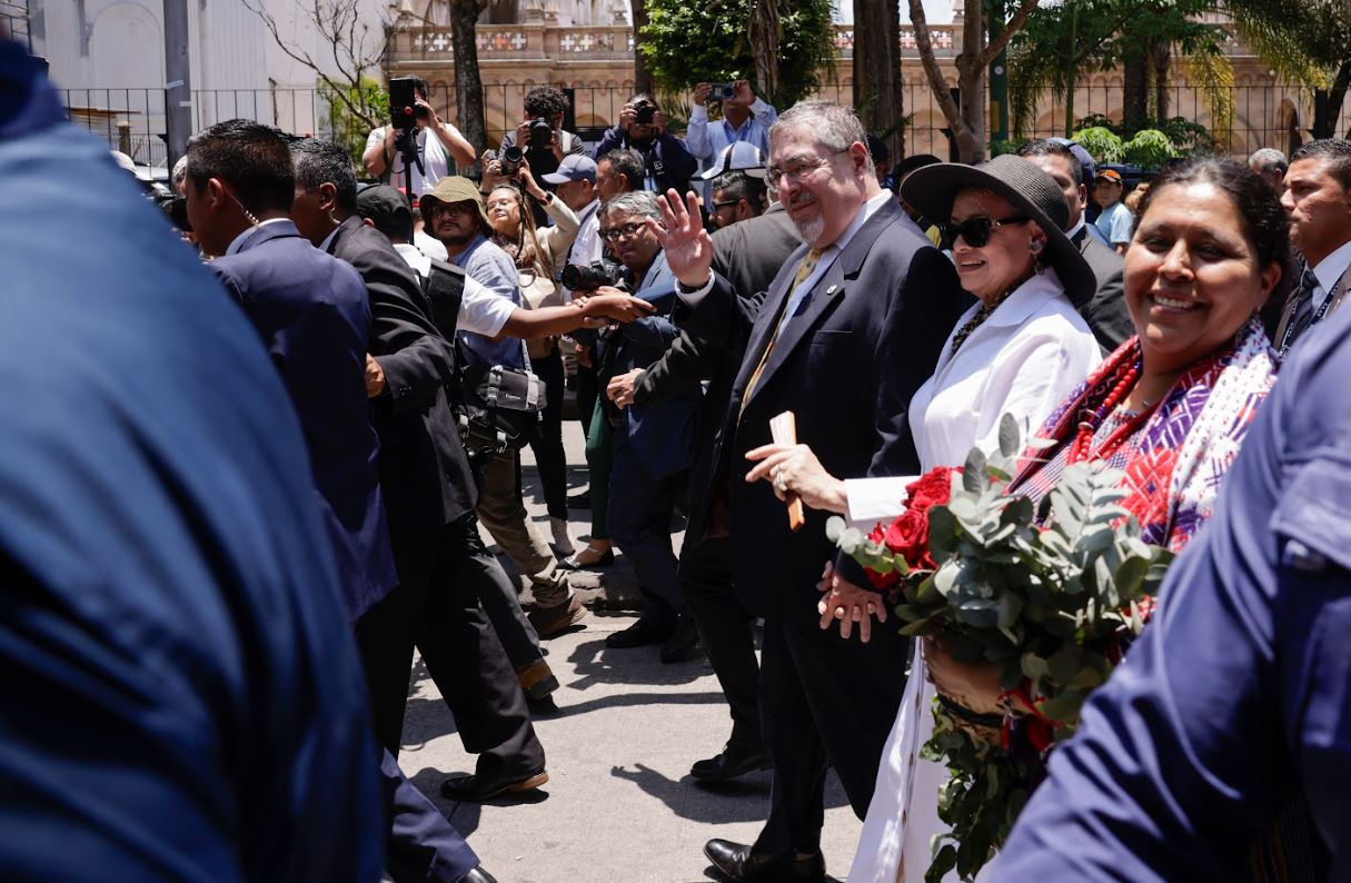 Presidente y primera dama en caravana en la sexta avenida. / Foto: Dickéns Zamora.