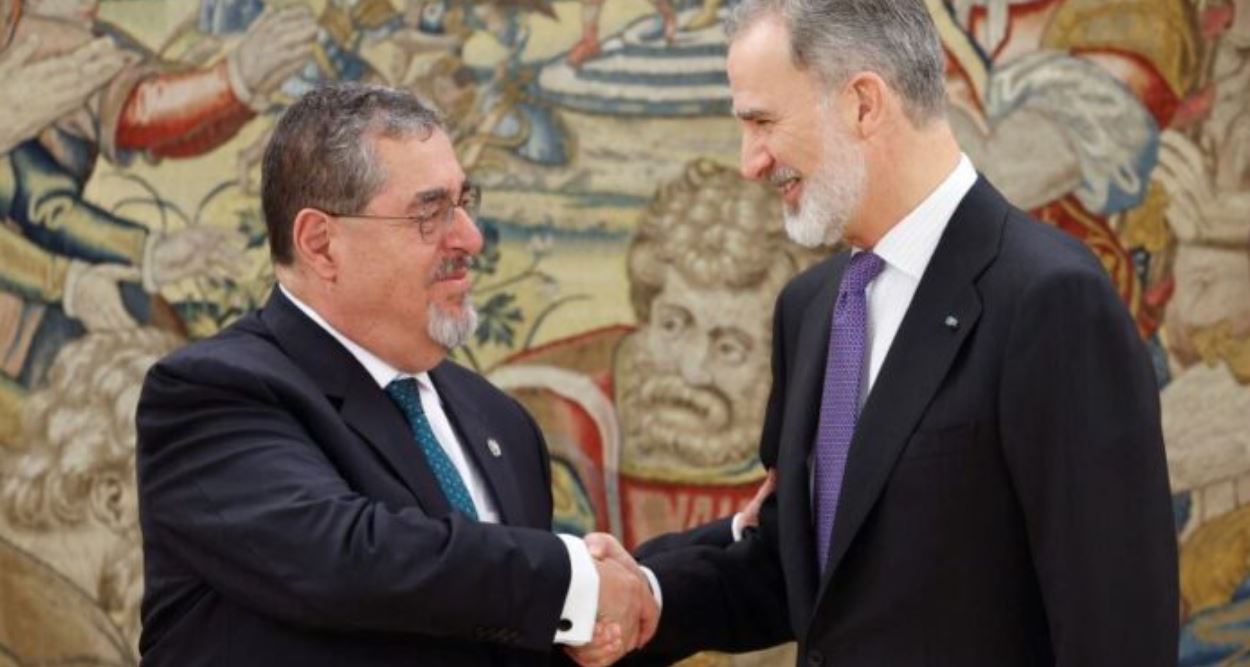 Presidente Bernardo Arévalo siendo recibido por el rey Felipe VI de España. / Foto: EFE.
