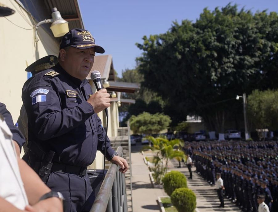 Tres equipos especializados buscan a subinspector y vecino desaparecido