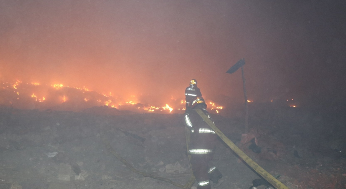 Incendio en vertedero de AMSA: Educación suspende clases en dos departamentos y Conred recomienda uso de mascarilla