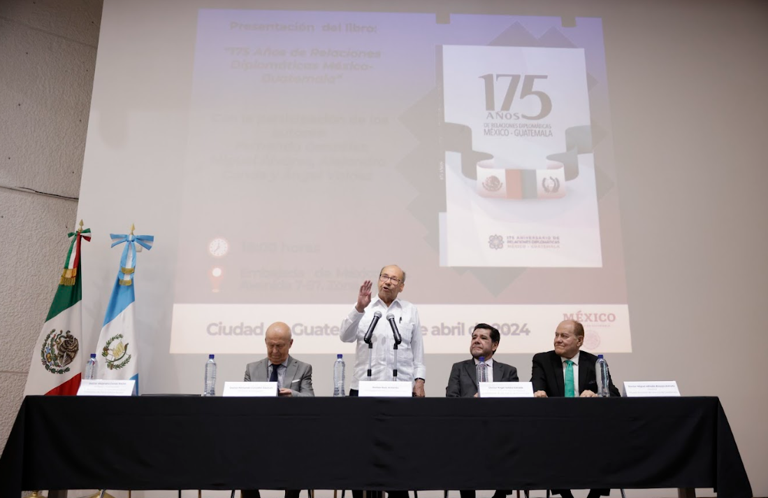 El libro conmemora los 175 años de relación entre Guatemala y México.