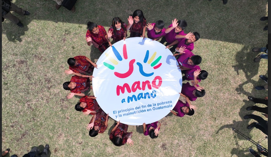 La iniciativa "Mano a mano" busca erradicar la pobreza y la malnutrición en Guatemala.