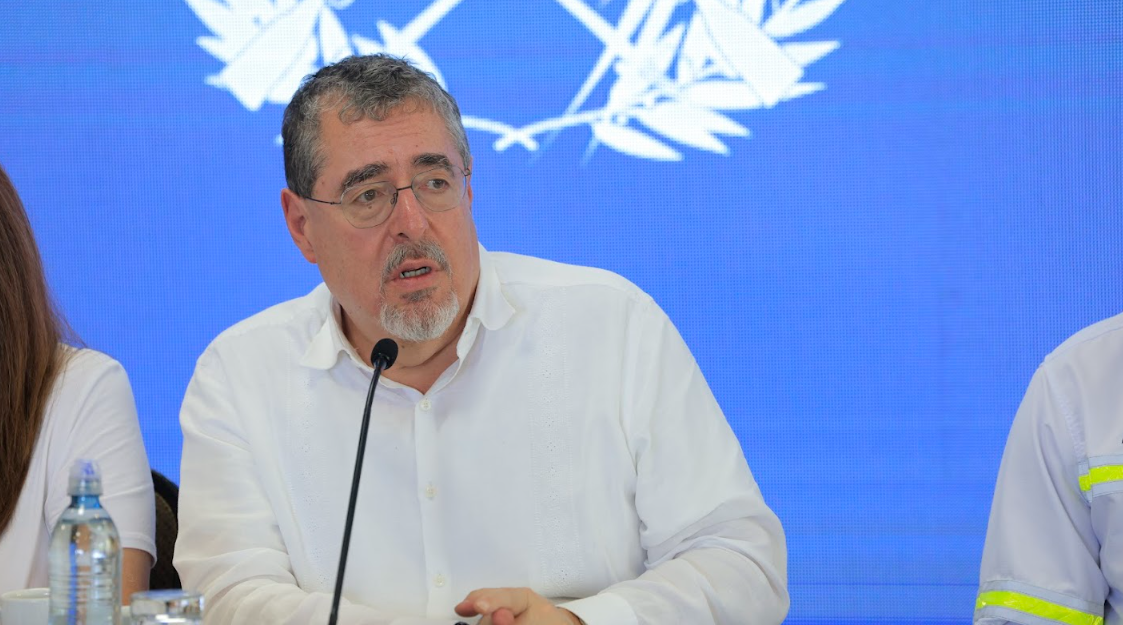 Presidente Bernardo Arévalo durante reunión con alcaldes de Petén. / Foto: Gilber García.