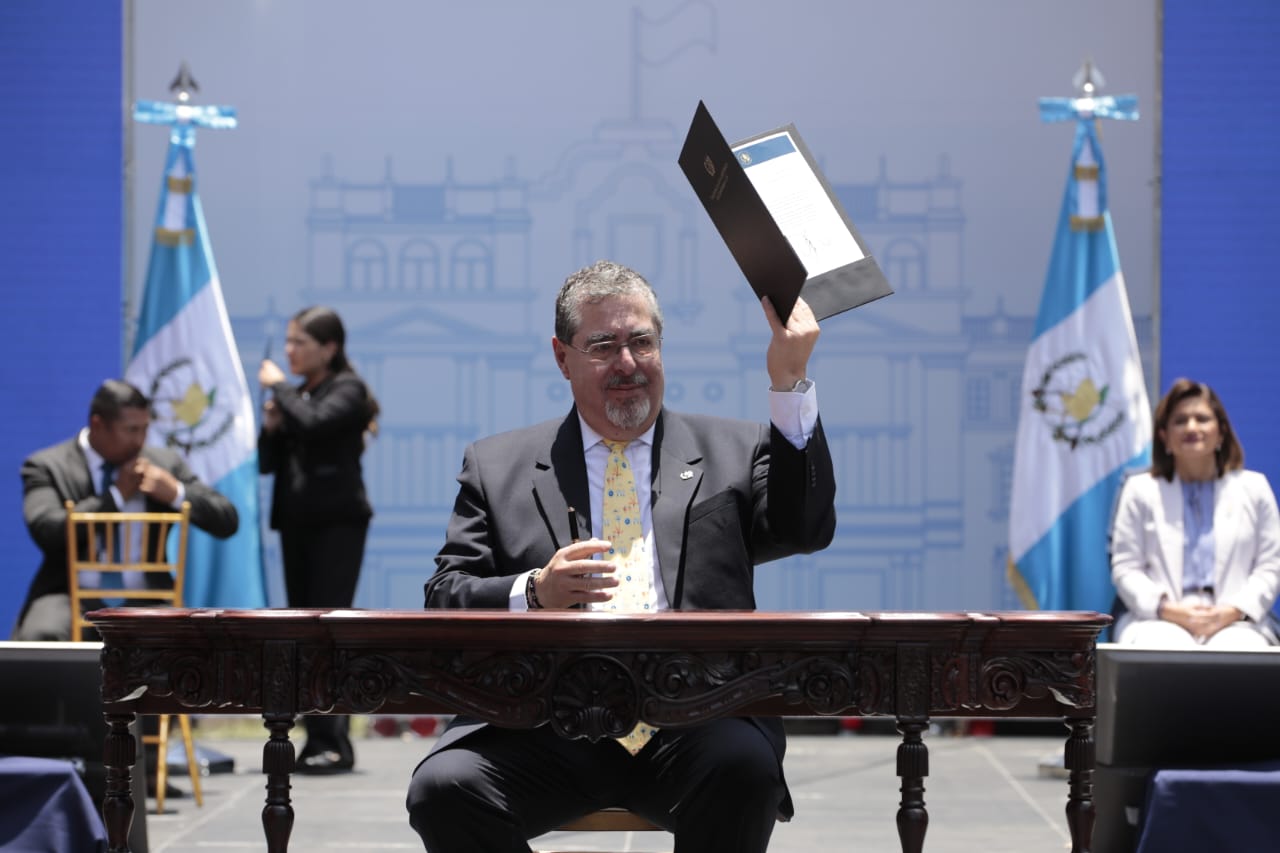 Presidente Bernardo Arévalo y vicepresidenta Karin Herrera rebajan 25 % de su salario