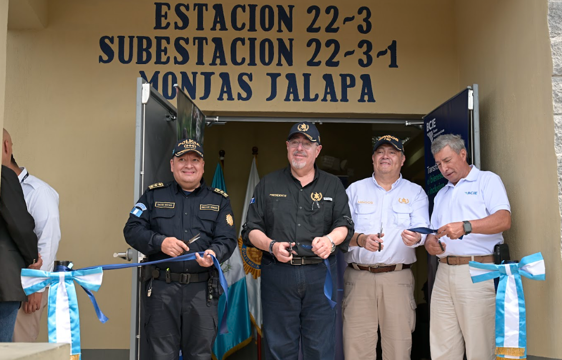 Presidente Bernardo Arévalo inaugura edificio de la PNC, en Monjas, Jalpa. Foto: Álvaro Interiano.