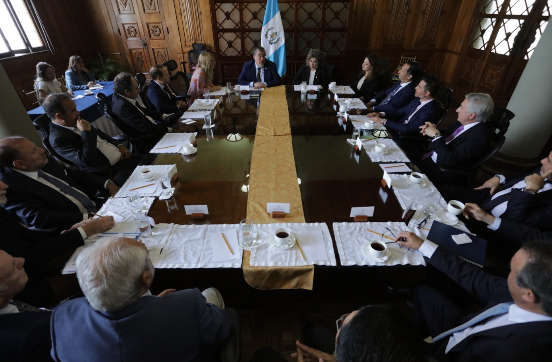 Presidente Arévalo con la ministra de Economía e inversionistas. / Foto: Dickéns Zamora y Daniel Hernández.