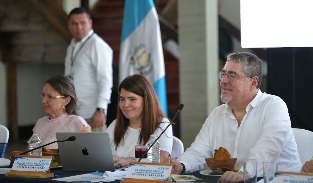 El presidente Arévalo expresó su optimismo sobre el futuro de Alta Verapaz, resaltando el potencial de la región y la determinación compartida de convertir los desafíos en oportunidades de crecimiento. / Foto: Alejandro Garcia.