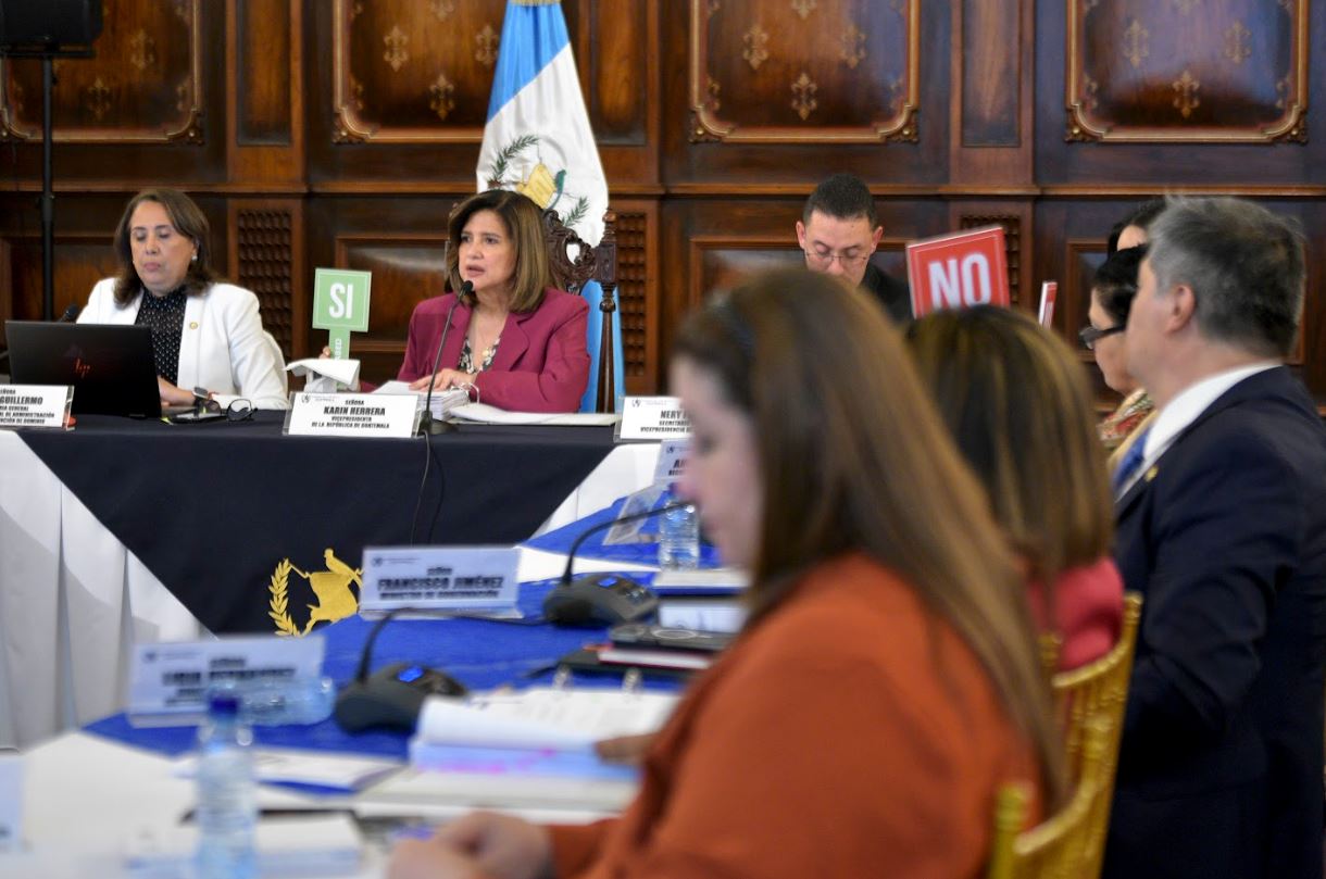 Vicepresidenta Karin Herrera encabeza reunión de Conabed
