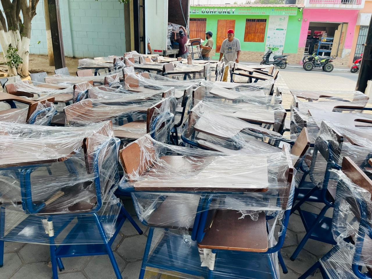 Estudiantes de centros educativos oficiales de El Progreso beneficiados nuevos escritorios