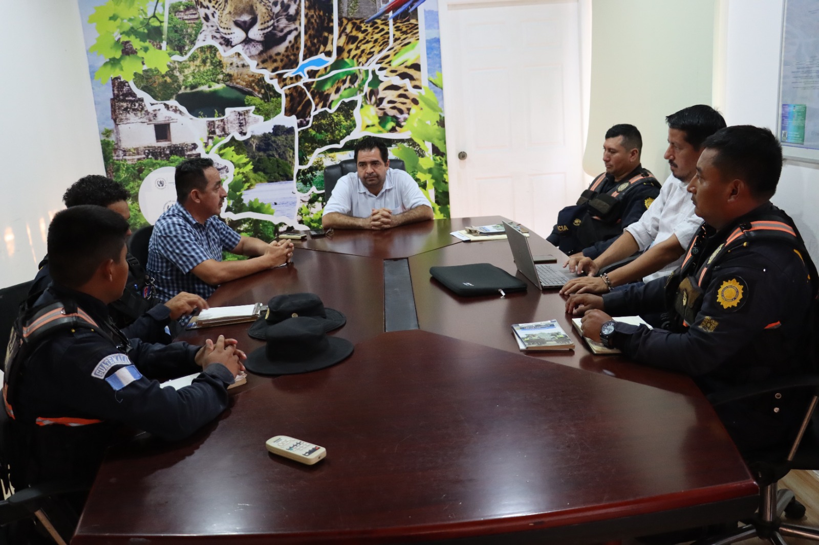Reunión de trabajo para prevenir accidentes de transito en los municipios de Petén