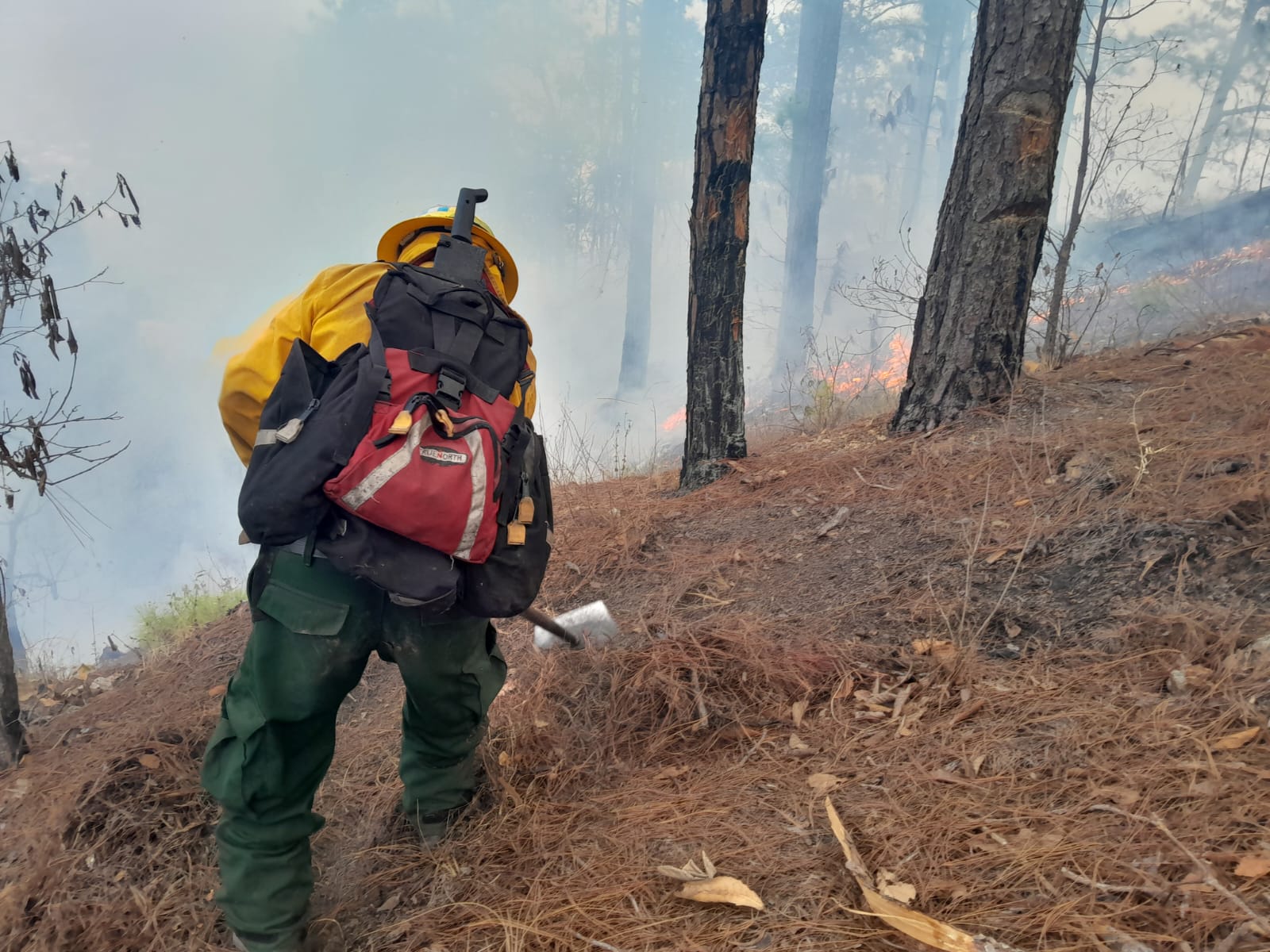 Bomberos forestales apoyan en la supresión de incendio en aldea Zapote, San Pedro Pinula, Jalapa