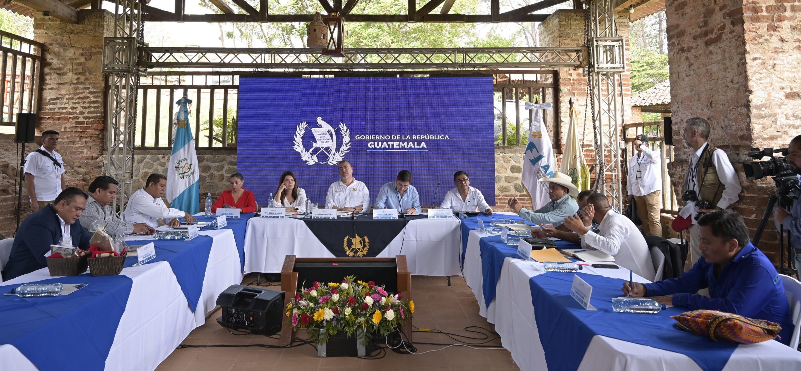 Presidente Bernardo Arévalo explicó a los alcaldes de Baja Verapaz que solicitará una ampliación presupuestaria en el Congreso de la República. Foto: Álvaro Interiano.