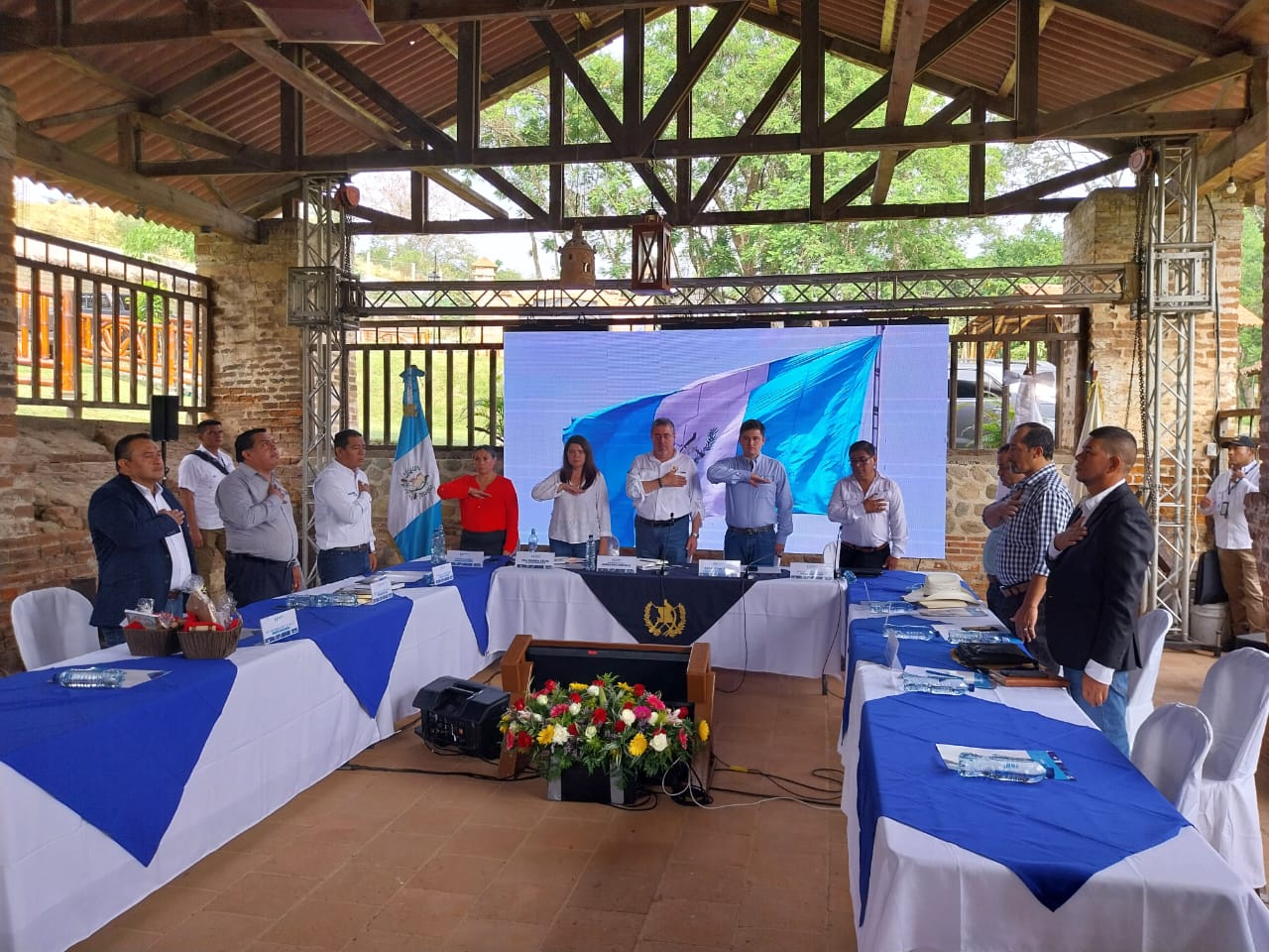 Presidente Bernardo Arévalo se reúne con alcaldes de Baja Verapaz