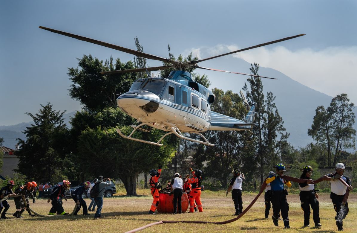 Ejército de Guatemala intensifica la lucha por aire y tierra contra incendios forestales