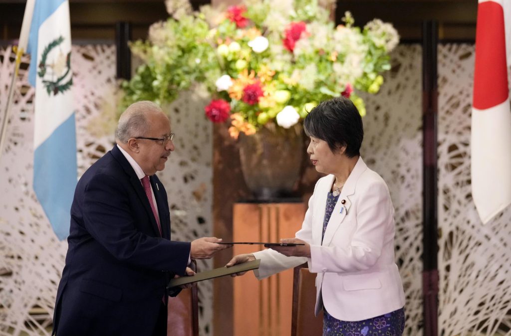 El canciller de Guatemala Carlos Martínez, firma memorándum junto a su homóloga de Japón, Yoko Kamikawa.