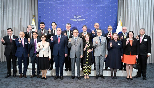 El canciller de Corea Cho Tae-yul, junto a sus homólogos de 17 países de América Latina, luego de un encuentro sobre cooperación.