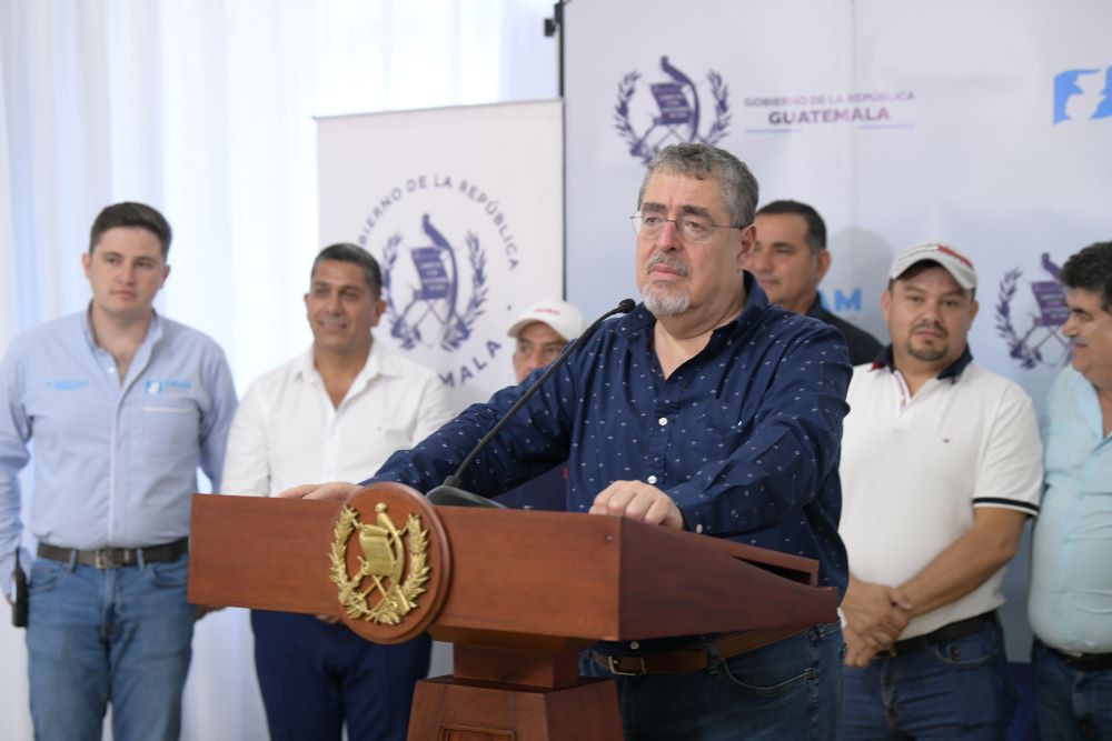 El presidente Bernardo Arévalo se dirige a la prensa luego de concluir la reunión con alcaldes de El Progreso sobre el desarrollo municipal.