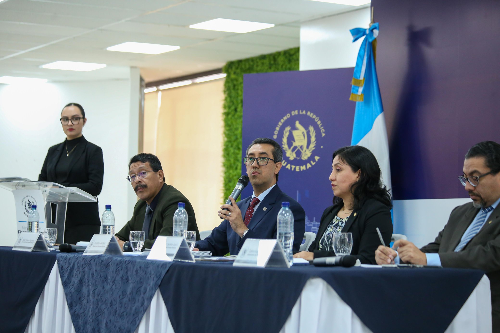 Conferencia de prensa del Minsitro de Finanzas, Jonathan Menkos.