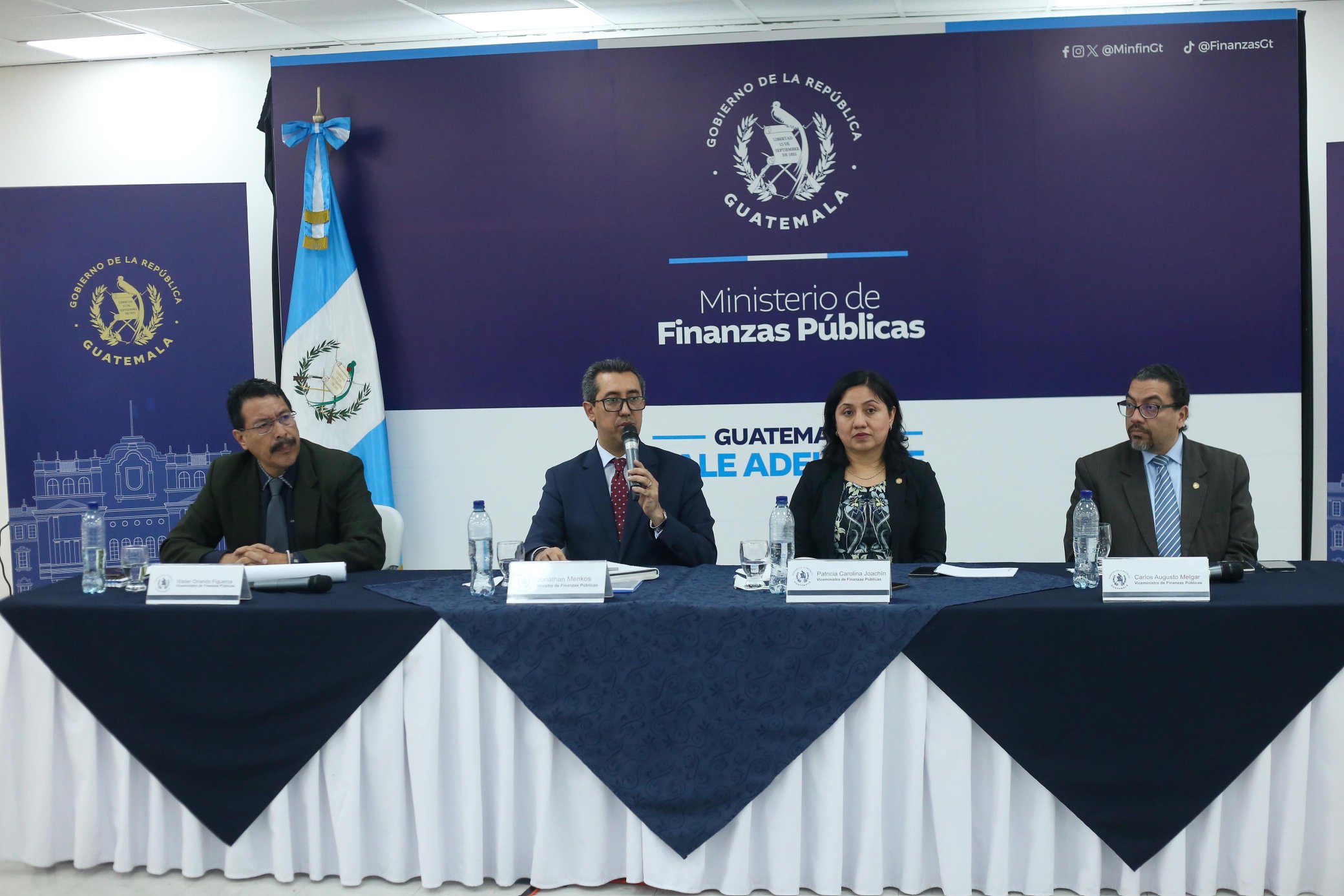Conferencia de prensa por parte de autoridades de Minfin por el reajuste presupuestario.