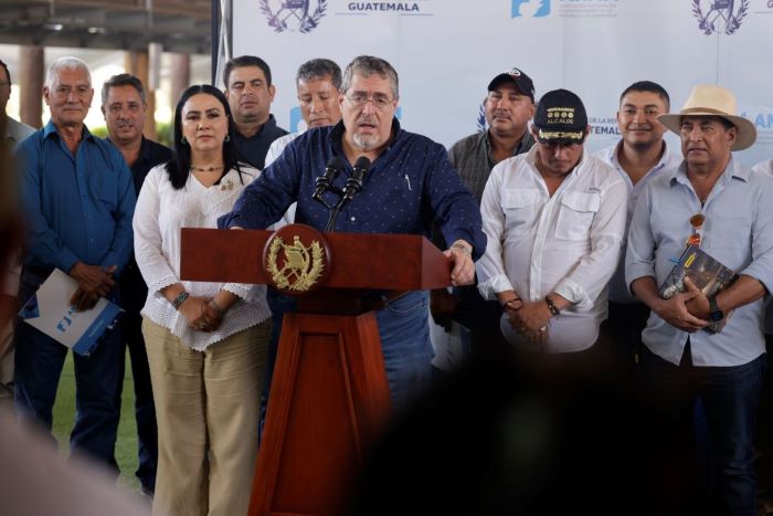 El presidente Bernardo Arévalo, en Jutiapa, explica sobre la modalidad de Gobiernos Departamentales para trabajar por el desarrollo municipal.