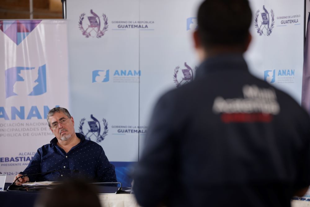 Presidente Bernardo Arévalo escucha peticiones de alcaldes del departamento de Jutiapa.