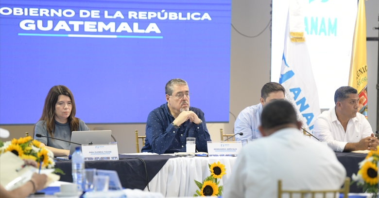 El presidente Arévalo en reunión con alcaldes de El Progreso. / Foto: Carlos Jacinto.
