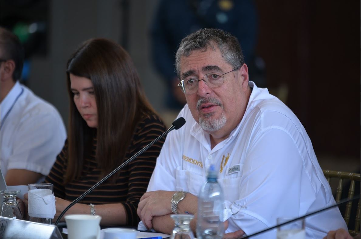 Presidente Arévalo destaca procedimientos ordenados y transparentes en Educación