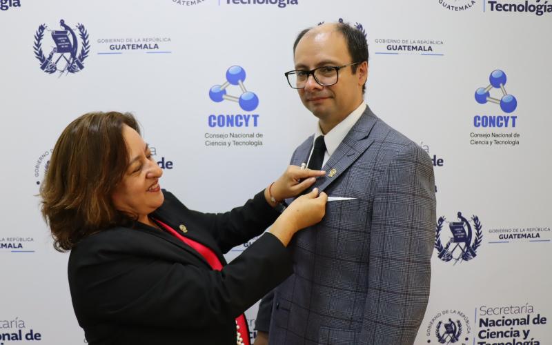 Senacyt juramenta a Enrique Pazos Avalos como nuevo subsecretario