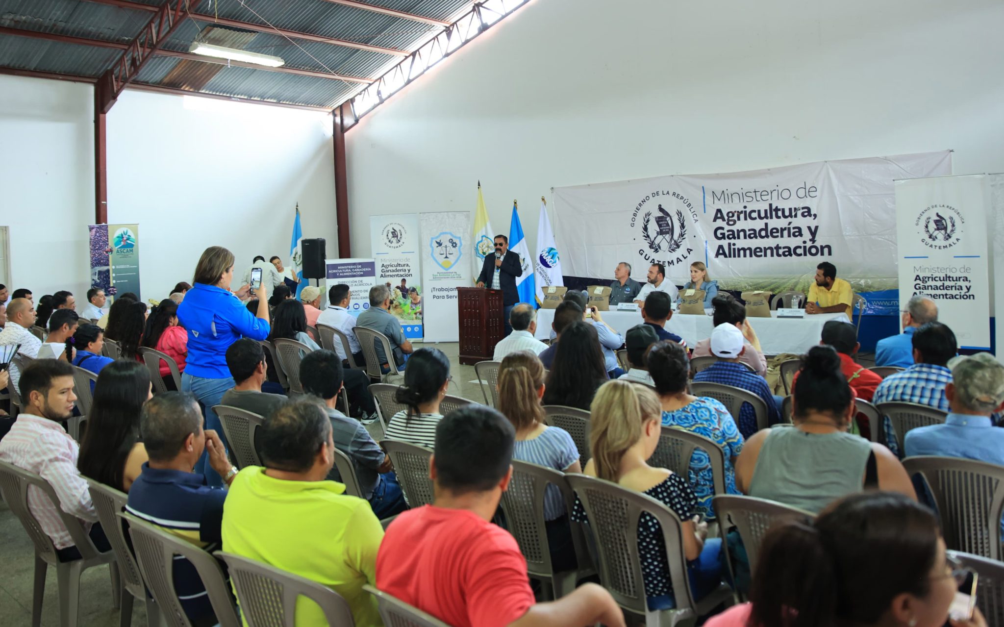 MAGA entrega semillas y brindará apoyo técnico a caficultores de El Progreso