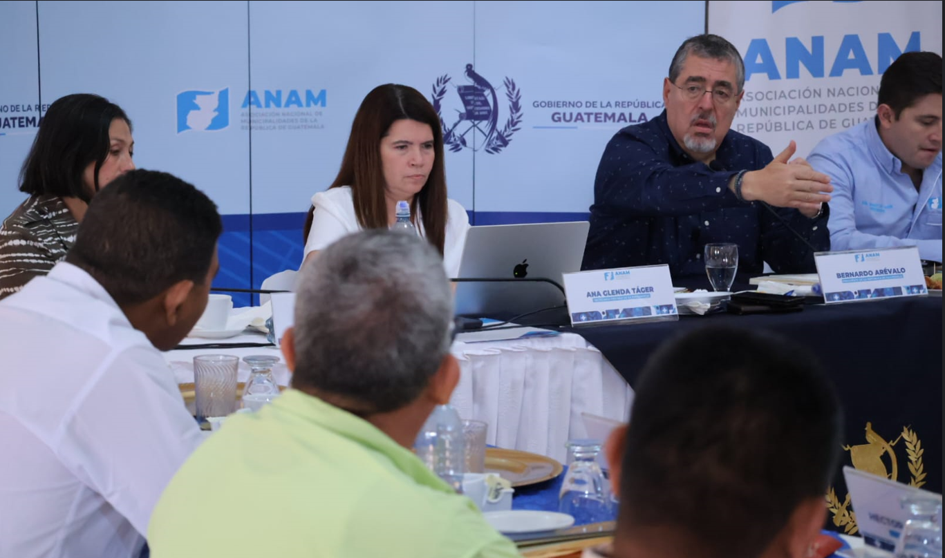 Presidente Bernardo Arévalo se reúne con alcaldes de Escuintla