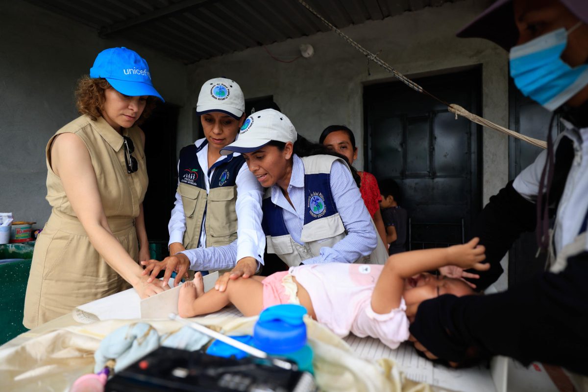 La cantautora Gaby Moreno acompaña a brigada de Unicef durante visita a hogares en Escuintla.