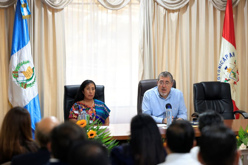 El presidente Bernardo Arévalo y la gobernadora de Totonicapán, Delfina García, durante la visita del mandatario a la Gobernación departamental.