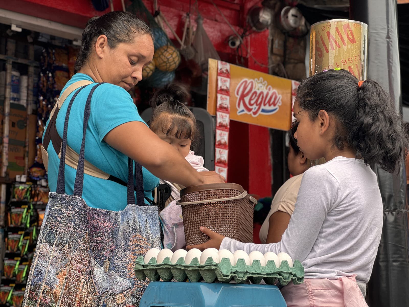Madres de familia reciben Bolsa Social. /Foto: Mides